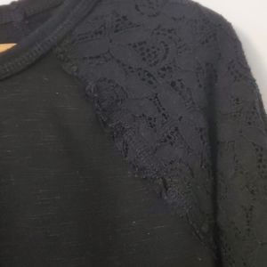 Black sweatshirt with lace should detail